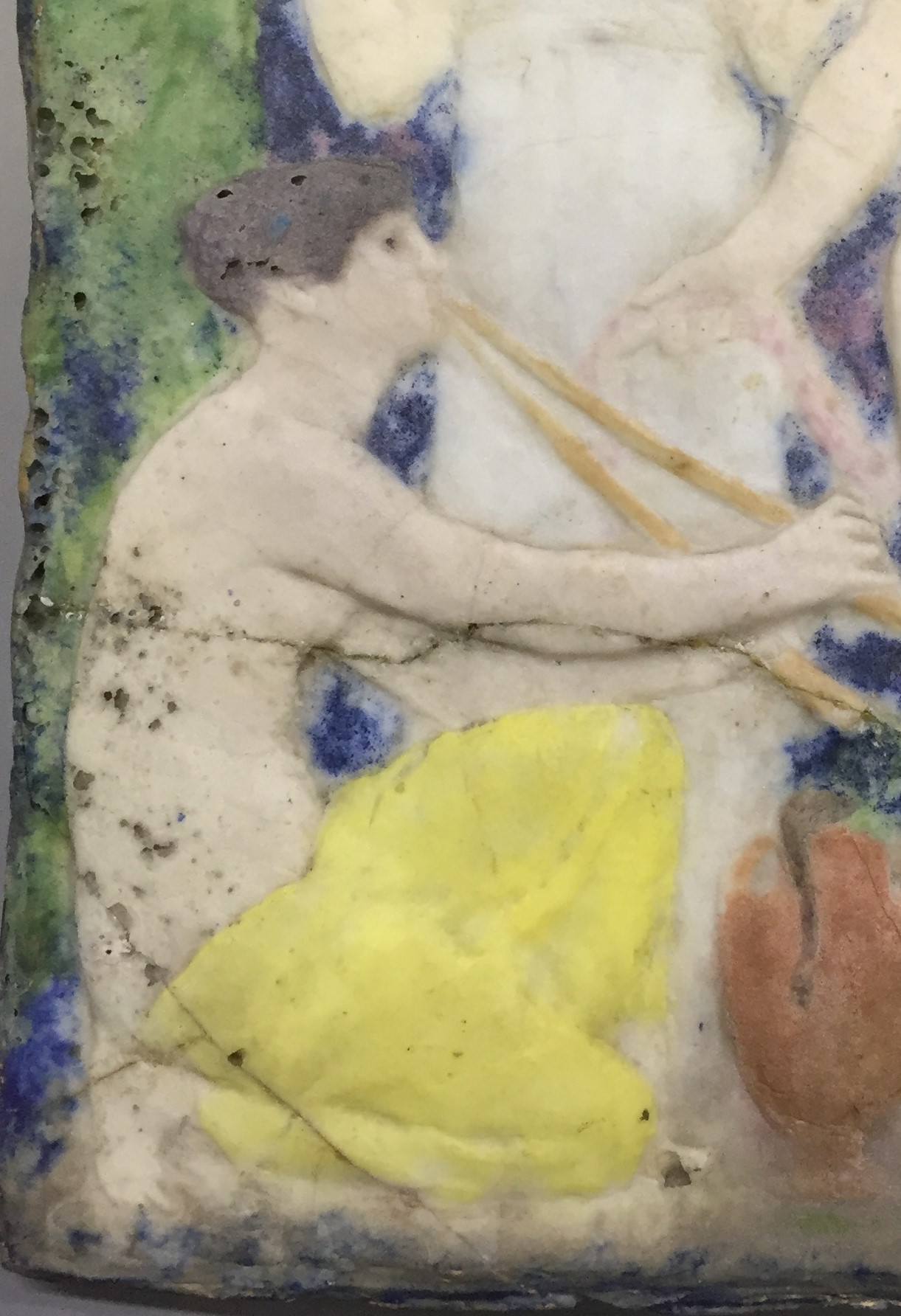 détail de tableau en pâte de verre de Henri Cros, XIXe : les cassures sont réparées et les manques comblés en laissant visible les accidents et défauts de fabrication